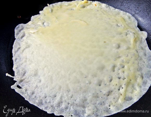 Наливать жидкое тесто по половине поварешки на разогретую с маслом сковороду.