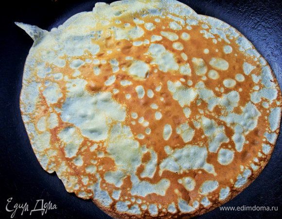 Испечь тонкие блинчики.