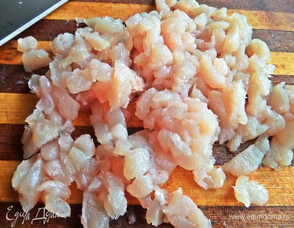 Порубить ножом мелко.