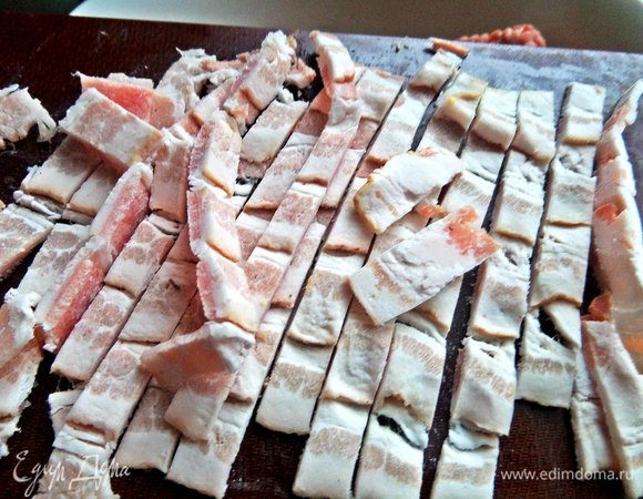 Бекон нарезать.