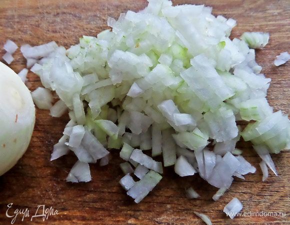 Большую луковицу или 2 средние порубить.