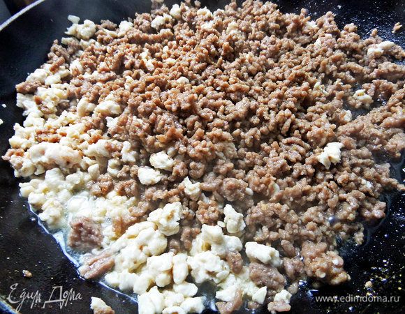 Добавить куриное филе, жарить дальше с приправами.