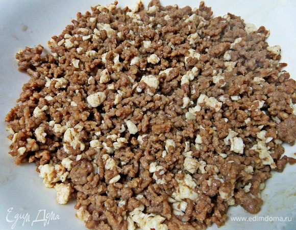 Готовый фарш пересыпать в тарелку.