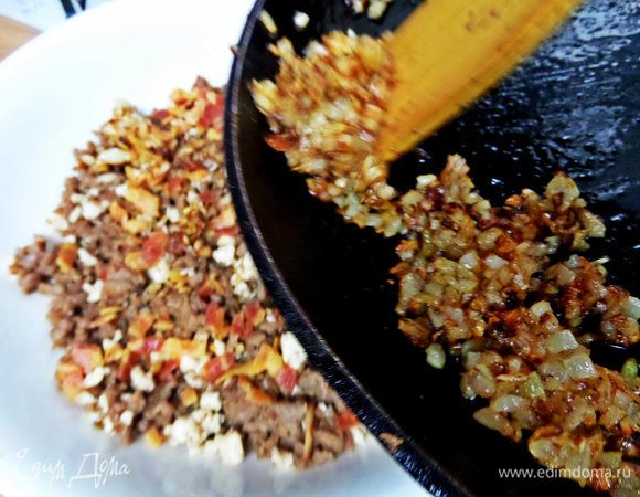 Добавить хрустящий бекон и жареный лук.