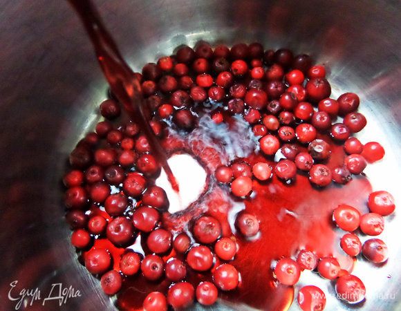 Залить вином и томить до выпаривания.