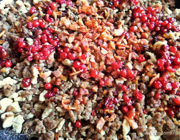 Перенести с остатками вина в фарш. Смешать с ягодами.