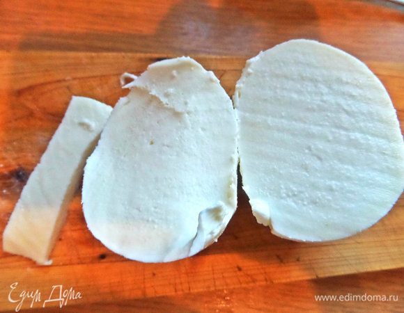 Моцареллу (пачки по 125 г) нарезать на полоски.