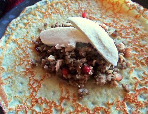 Положить в центр блина пару ложек фарша и сверху моцареллу.