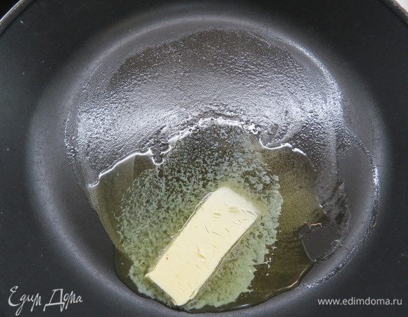 Подготовим фасолево-шпинатную начинку. 20 г сливочного масла растапливаем на хорошо разогретой сковороде. Если вы используете замороженную зеленую фасоль и замороженный шпинат, их необходимо предварительно разморозить.