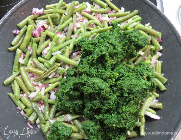 В конце добавляем шпинат, обжариваем все вместе несколько минут, солим и перчим по вкусу, снимаем сковороду с огня, оставляем остывать.