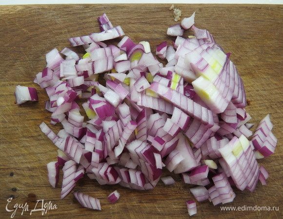 Приступаем к приготовлению грибной начинки. Мелко нарезаем вторую луковицу.