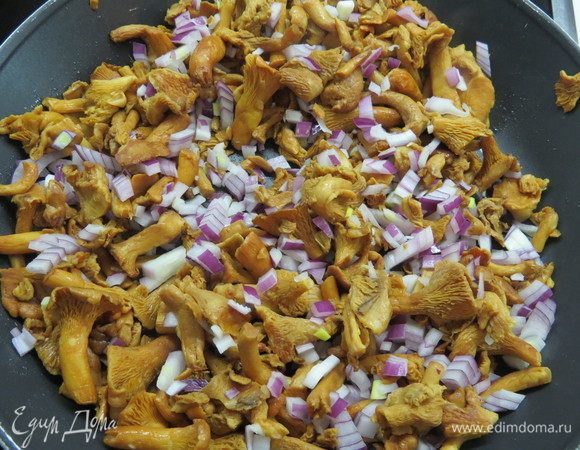 Грибы нарезаем не очень мелко, обжариваем их на предварительно разогретой сковороде до испарения жидкости, затем добавляем 20 г сливочного масла и обжариваем на среднем огне 10–15 минут. 100 г сыра моцарелла натираем на крупной терке, 50 г сыра добавляем к остывшим грибам, 50 г оставляем для рисовой основы.