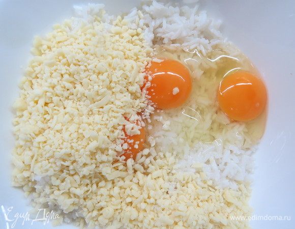 Возвращаемся к рулетной основе. К рису добавляем 3 куриных яйца и 50 г натертой моцареллы, перемешиваем.