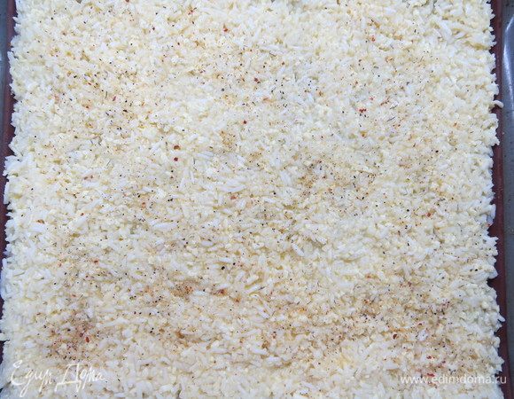 Рисовый слой при необходимости можно немного посолить и поперчить. Разогреваем духовку до 180°С.