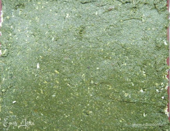 Тем временем на рисовый слой равномерно выкладываем пюре из шпината и фасоли. Запекаем в разогретой до 180°С духовке 15 минут.