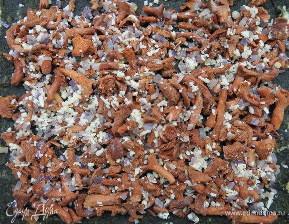 Запеченный рисовый пласт аккуратно смещаем с бумаги/силиконового коврика на чистое полотенце. Равномерно выкладываем сырно-грибную начинку.