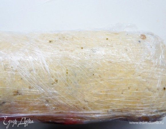 С помощью полотенца сворачиваем рулет, даем ему полежать 5–7 минут, чтобы он принял нужную форму. Затем плотно оборачиваем рулет пищевой пленкой и отправляем в холодильник на пару часов.