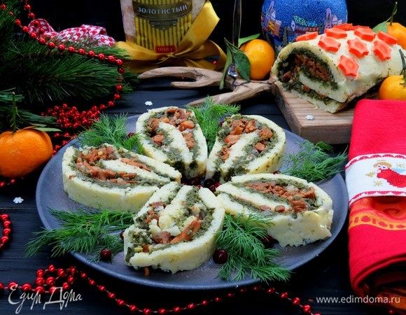 Готовый рулет нарезаем на порционные кусочки и подаем. Такой рулет выглядит очень празднично и одинаково вкусен как в горячем, так и в холодном виде! Приятного аппетита! 