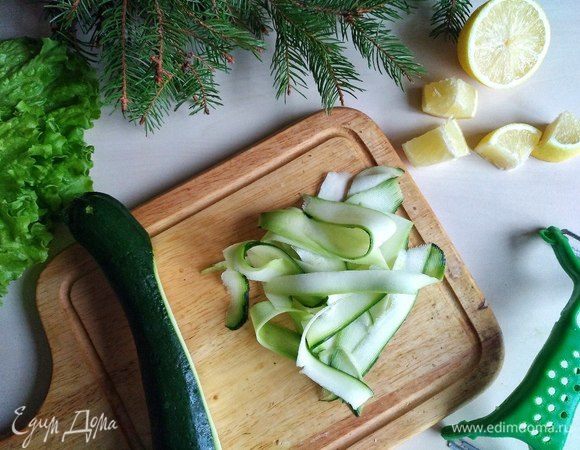 Возьмем цукини и тонко нарежем слайсами.