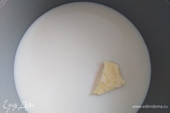Молоко и сливочное масло прогреть в небольшой кастрюле, не доводя до кипения, затем влить воду и снять с огня.