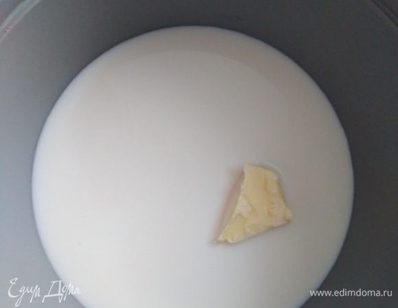 Молоко и сливочное масло прогреть в небольшой кастрюле, не доводя до кипения, затем влить воду и снять с огня.
