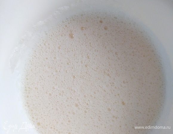 В миске соединить яйца, сахар, соль и взбить. Не прекращая взбивать, влить растопленное масло с молоком. 