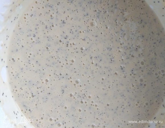 Всыпать мак с мукой, взбить еще раз, чтобы не было комочков. Убрать тесто в теплое место, я оставила на 15 минут.