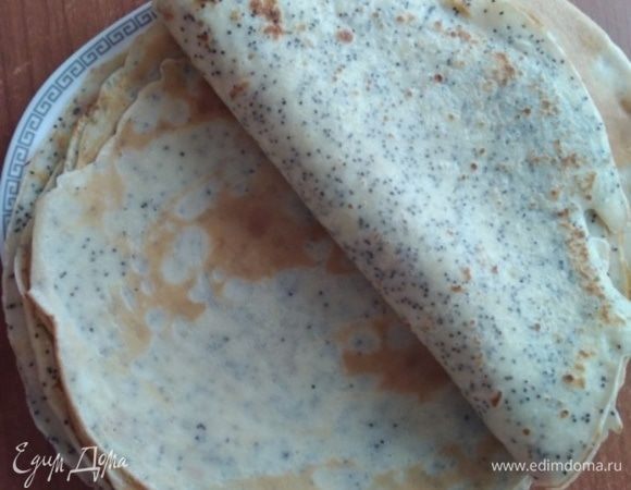 Смазать блинную сковородку маслом и испечь блинчики.