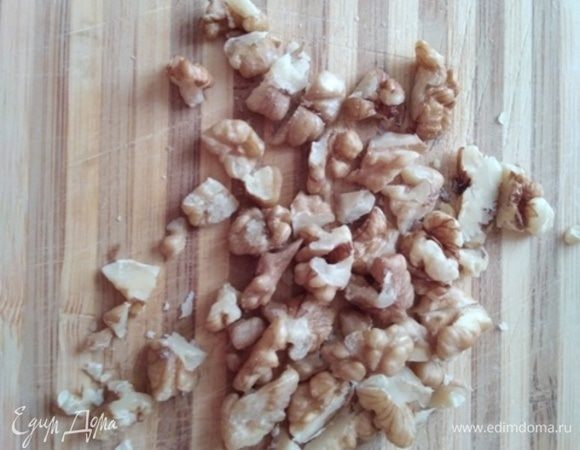 Орешки порубить ножом.