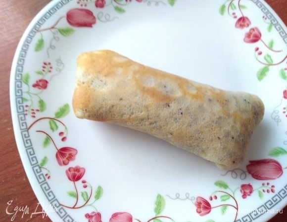 На каждый блинчик выложить немного орешков, изюма и полить медом, свернуть в трубочку.