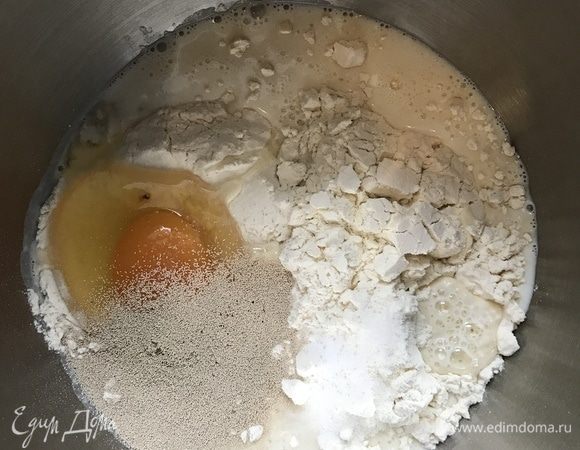 Молоко подогрейте. В чашу миксера всыпать муку, добавить теплое молоко, соль, сахар, дрожжи и растительное масло. Замешайте тесто, если тесто будет слишком жидкое, то добавить 50 г муки.