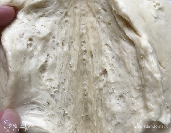 Разогрейте духовку до 180°С. Противень переверните и уберите в духовку, чтобы он прогрелся. Тесто разделите на 2 части, скатайте шар и один уберите обратно в холодильник. Если будуте печь вторую хачапури на следующий день, то обернуть пищевой пленкой.