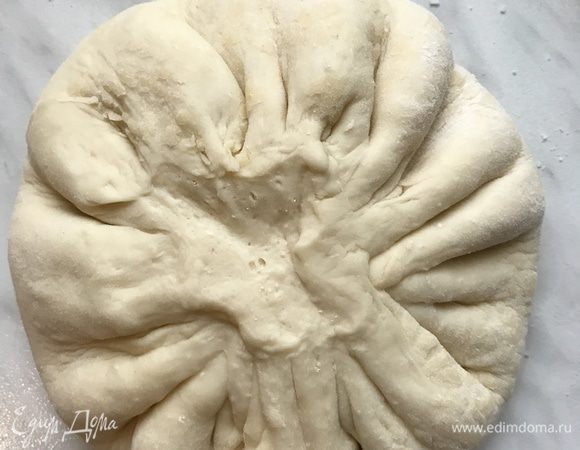 Сожмите складки и уберите часть лишнего хвостика с помощью ножа или ножниц.