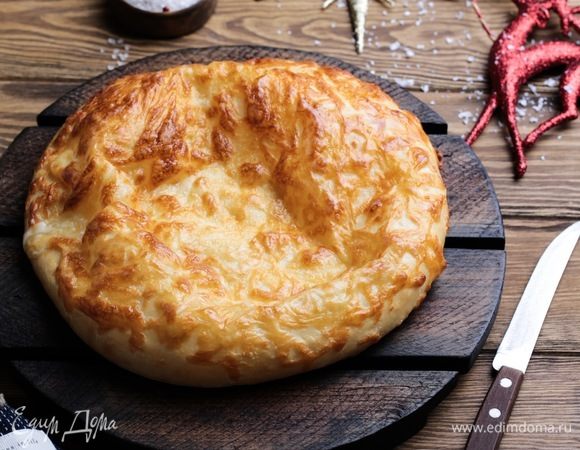 Переложите хачапури на противень и выпекайте 20 минут. Готовый хачапури щедро смажьте сливочным маслом и подавайте. Приятного аппетита и вкусного вам Нового года!