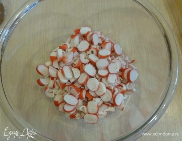 Крабовые палочки мелко нарезать.