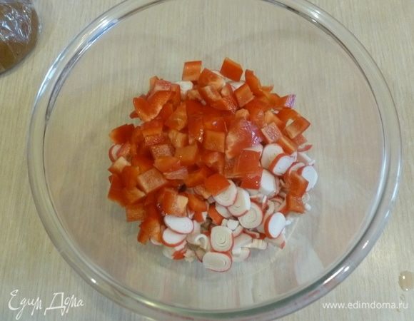 Перец нарезать кубиками.