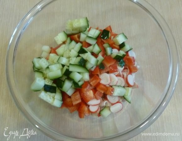 Огурец нарезать кубиками.