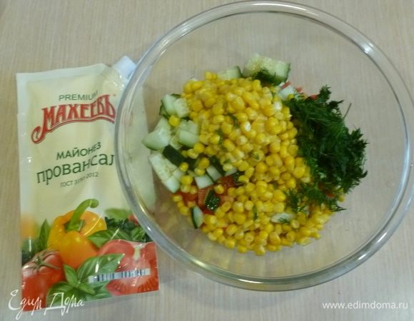 Добавить кукурузу. При необходимости приправить салат солью, перцем. Заправить майонезом ТМ «МахеевЪ». Добавить рубленый укроп. Перемешать.