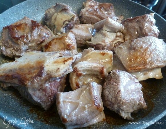 Мясо нарежем на крупные кусочки, посолим. У меня ребра и мякоть. Быстро обжарим на хорошо разогретой сковороде.