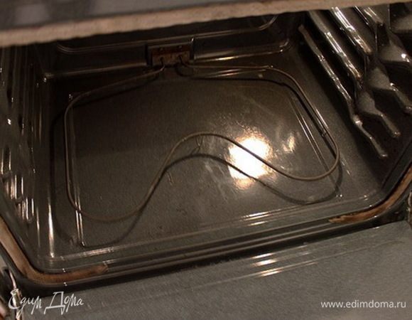 Прежде чем начать готовить омлет, включите и разогрейте духовку до 150–170°С.