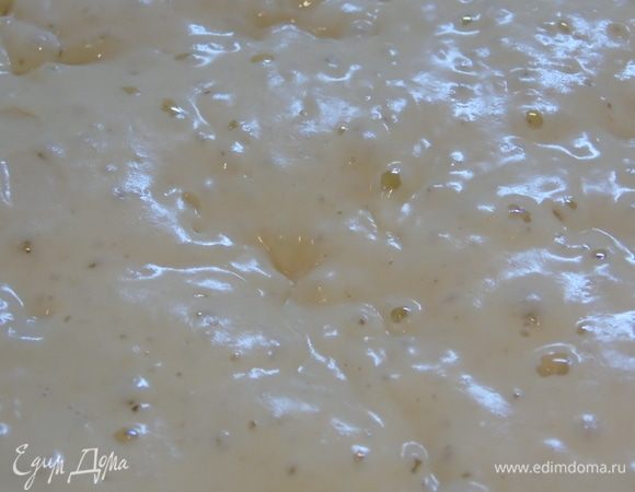 Утром когда соберитесь печь штоллен: смешайте все ингредиенты для  закваски: 300 г воды, 300 г пшеничный муки и 30 г закваски на пике активности. Затяните пленкой и оставьте на 10-12 часов. Вот такая красота будет через 10-12 часов. Закваска будет пышная и с пузырями на поверхности.