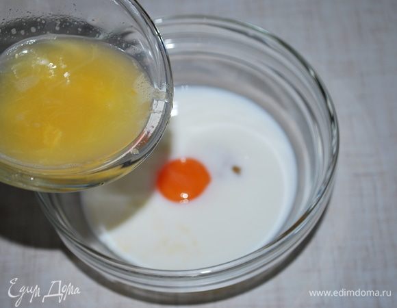 Яйцо соединить с молоком и соком апельсина. Все перемешать.