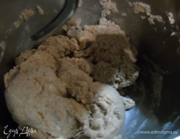 Вечером: смешайте воду, закваску (опару), цельнозерновую муку. Воды сначала влейте 250имл, если будет очень сухо, то постепенно добавляйте еще, но не более 50 мл. Смешайте до увлажнения муки и оставьте на 20 минут для аутолиза (обязательно).