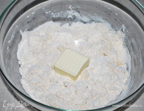 Добавляем масло комнатной температуры и замешиваем тесто.