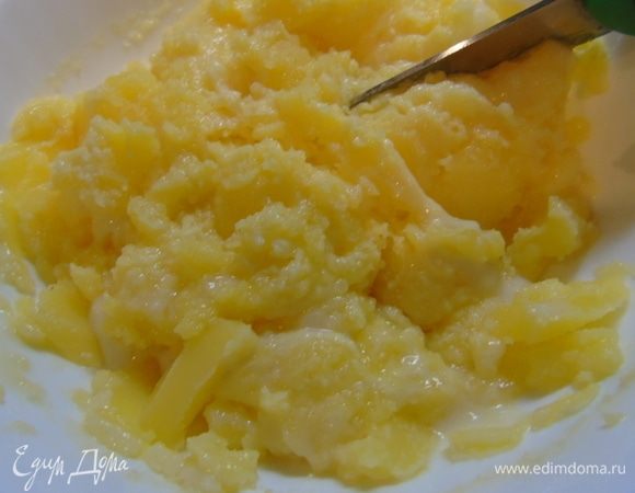 Масло растопите и остудите, затем подковырните вилкой и слейте пахту, что образовалась. Кстати эту пахту можете использовать при замесе, заменив ею часть воды.