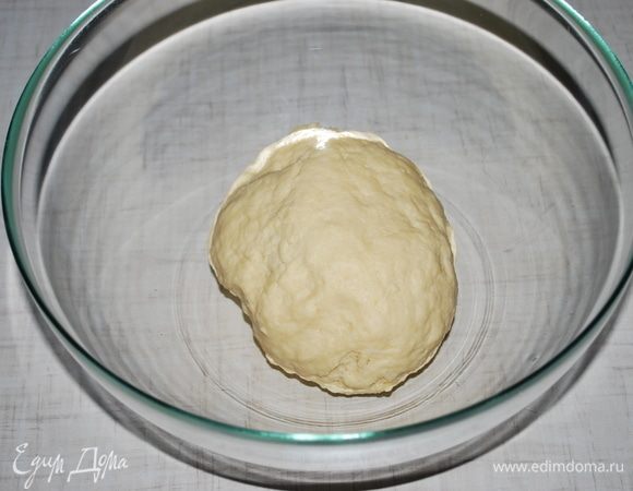 Делим тесто на две части. Большая часть должна быть примерно 570 граммов, меньшая часть теста — примерно 320 граммов.