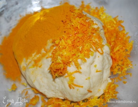 В большую часть теста добавим цедру апельсина и куркуму и хорошо вымесим тесто. Можно добавить вместо апельсиновой цедры лимонную, на ваш вкус.