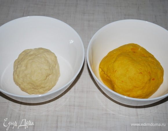Поставим оба теста расстаиваться в теплое место на 60–70 минут.