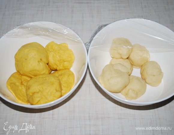 Обмять тесто и разделить каждое на 6 частей, 5 из которых будут одинаковые, а одна чуть больше. В рыжем тесте маленькие кусочки будут весить около 80 граммов, а большой кусочек — примерно 175 граммов. В белом тесте маленькие кусочки теста будут примерно 42 грамма, а большой кусочек — примерно 100 граммов. Накроем тесто пленкой и будем брать его по мере необходимости.