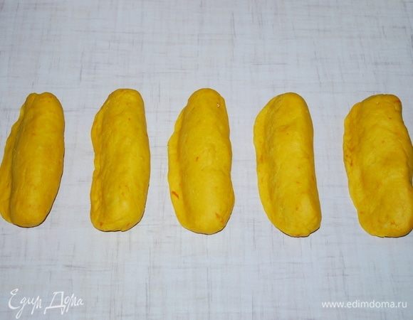 Придадим рыжим колбаскам форму больших долек.